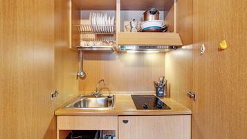 Kühlschrank, Mikrowelle, Herdplatte, Wasserkocher