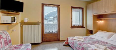 1 bedroom, free WiFi, bed sheets