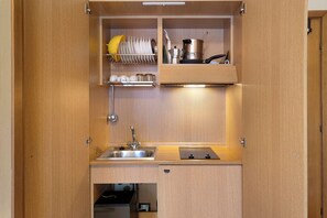 ثلاجة، ميكروويف، موقد طهي مسطح، غلّاية كهربائية