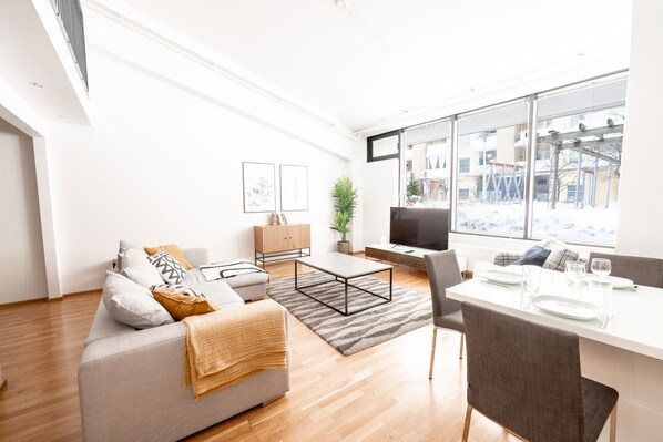 Dúplex Premium | Zona de estar | Televisión de 36 pulgadas con canales por cable