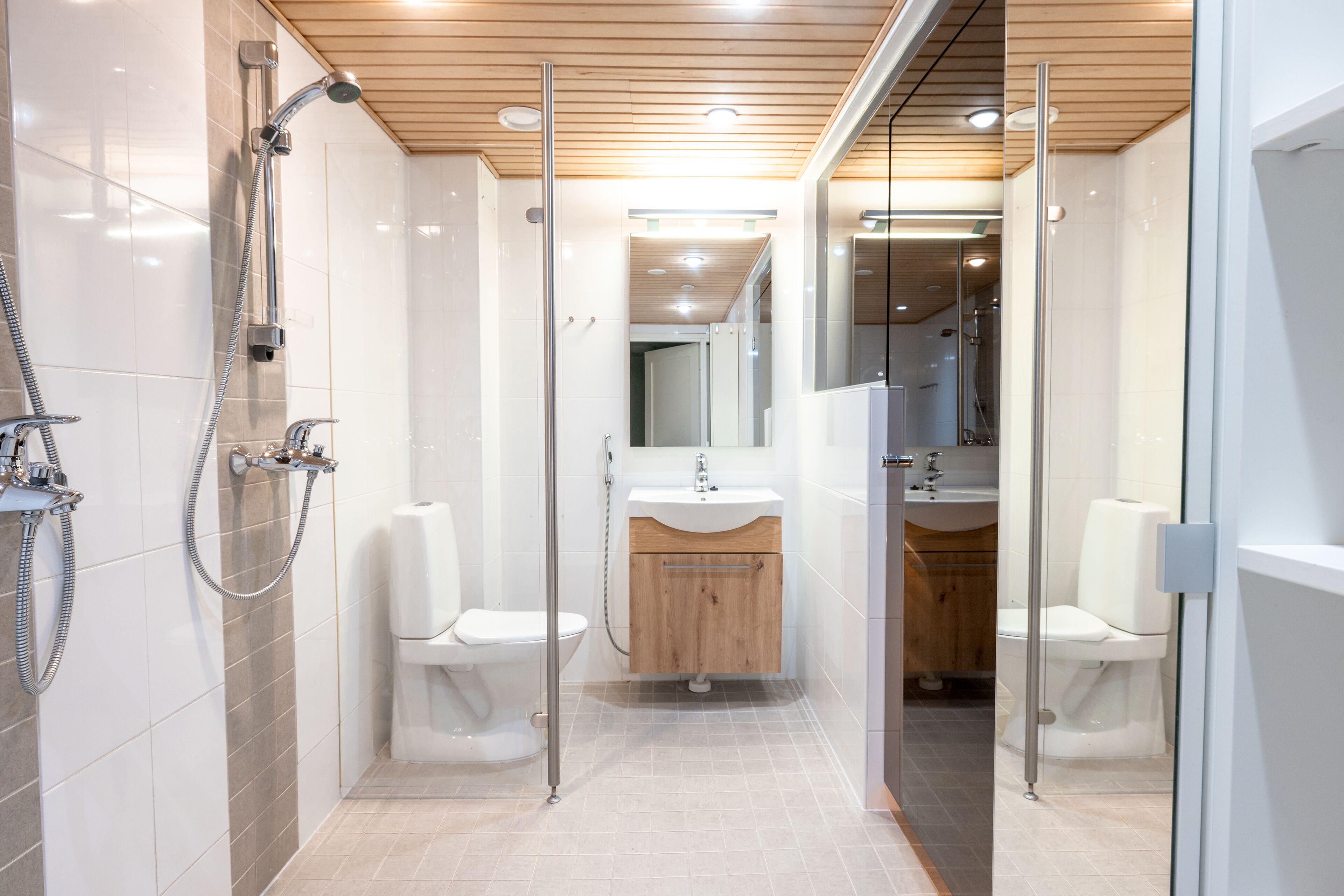 Premium Duplex | Bathroom | Shower, hair dryer, towels, soap