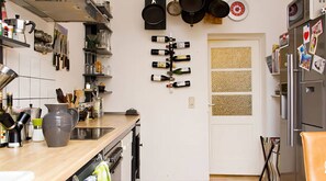 Fridge, ice maker, dining tables - Stylish place w great connection to TradeShow/Parks/Uniklinik (Köln)