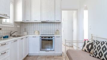 Fridge, oven, dishwasher, coffee/tea maker