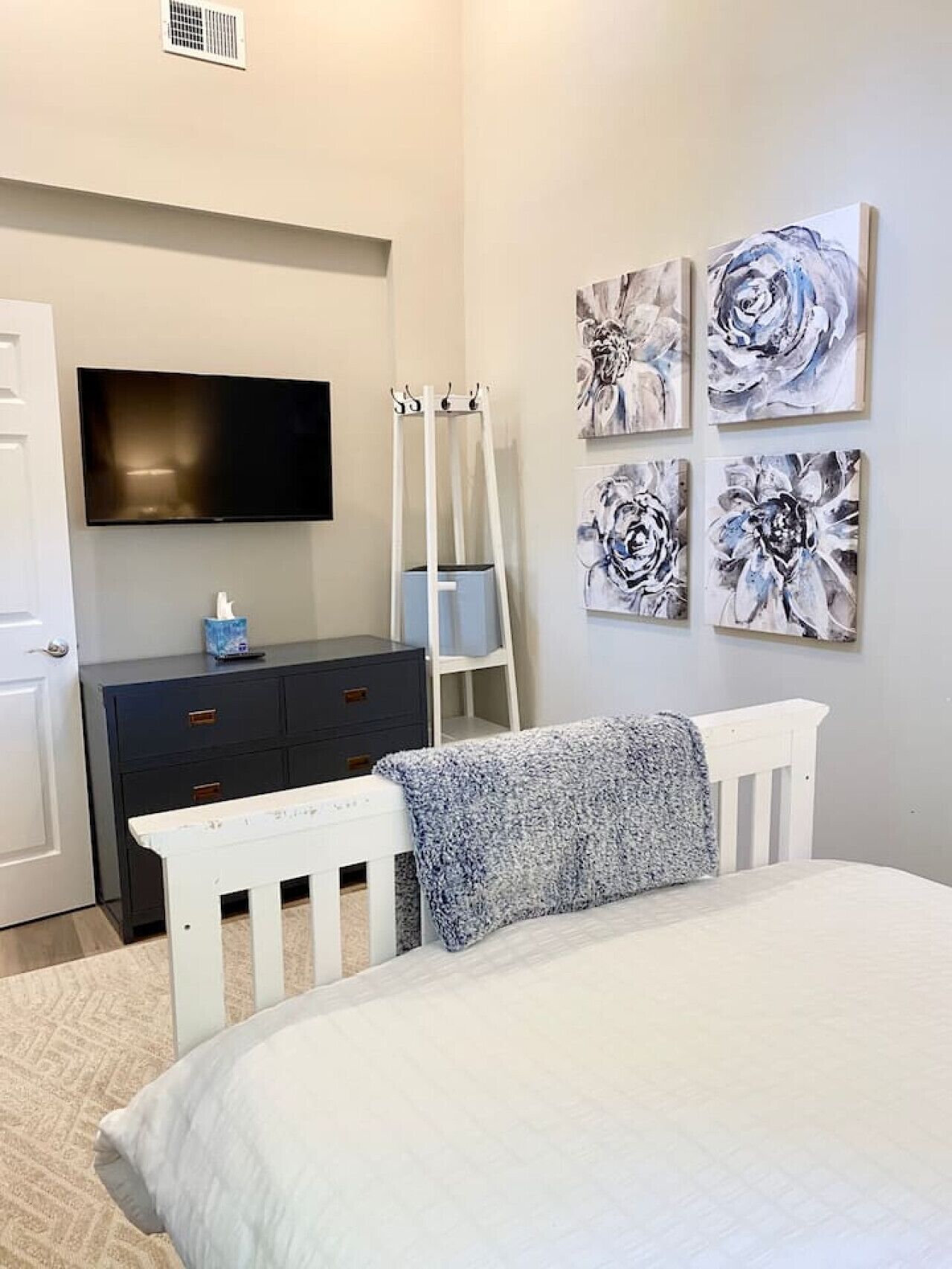 3 bedrooms, desk, iron/ironing board, travel crib