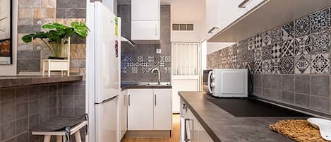 Geladeira, micro-ondas, cooktop, cafeteira/chaleira