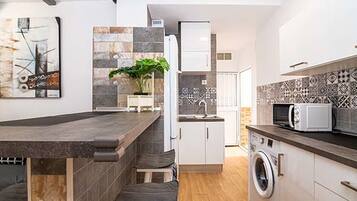 Een koelkast, een microgolfoven, een kookplaat