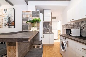 Fridge, microwave, stovetop, coffee/tea maker - Apartment 'Casa Jimena' with Private Terrace and Wi-Fi (Vejer)