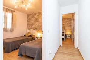2 chambres, fer et planche à repasser, Wi-Fi gratuit, draps fournis