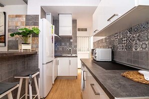 Refrigerador, microondas, parrilla de estufa y cafetera y tetera 