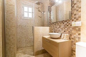 Regadera, secadora de cabello, toallas 