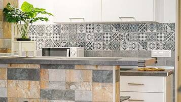 Fridge, microwave, stovetop, coffee/tea maker