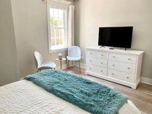 5 Schlafzimmer, Schreibtisch, Bügeleisen/Bügelbrett, WLAN