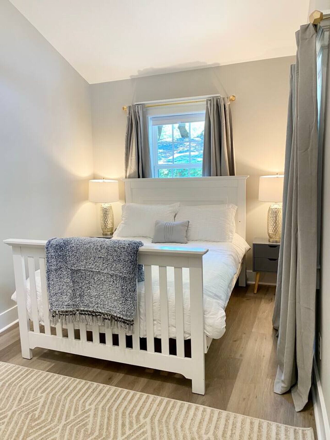 5 bedrooms, desk, iron/ironing board, travel crib