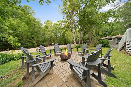 Riverwood at Mill Ridge - hot tub, arcades, firepit along Watauga River, walk to pool, tennis