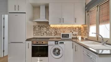 Jääkaappi, mikroaaltouuni, uuni, liesi