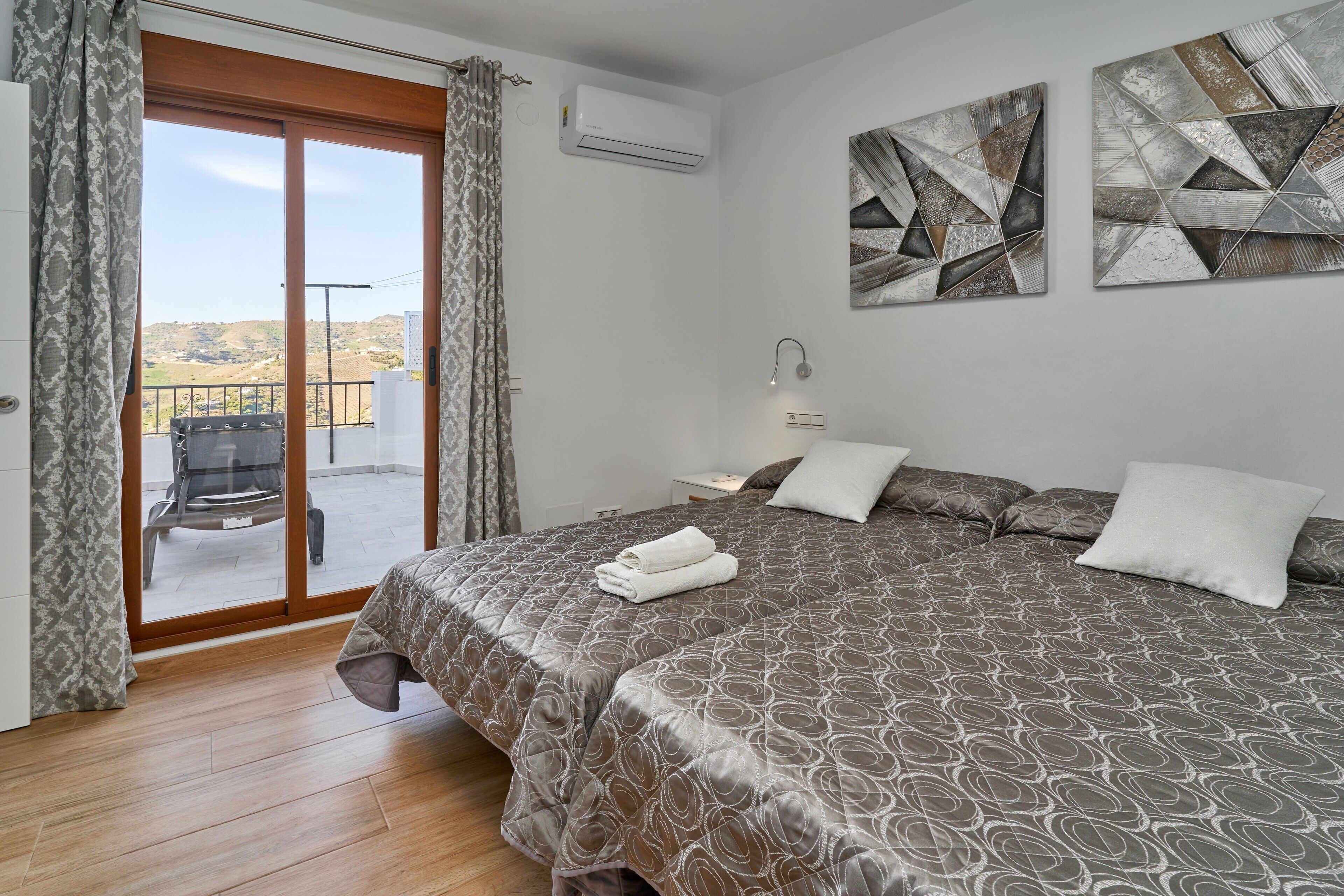 2 室のベッドルーム、アイロン / アイロン台、WiFi (無料)、ベッドシーツ