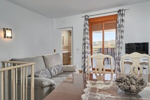 TV - Apartment 'Casa Con Vistas 2' with Mountain View, Wi-Fi and Air Conditioning (FRIGILIANA)