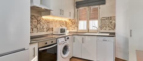 Frigorífico, microondas, horno y placa de cocina