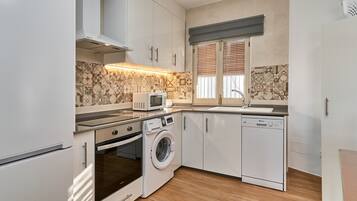 Jääkaappi, mikroaaltouuni, uuni, liesi