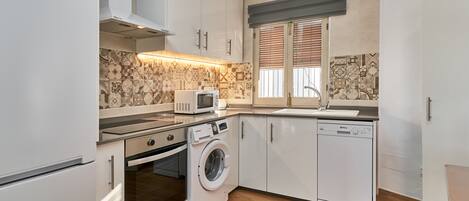 Jääkaappi, mikroaaltouuni, uuni, liesi