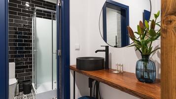 Family Room | Bathroom | Hair dryer, towels, soap, shampoo