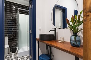 Family Room | Bathroom | Hair dryer, towels, soap, shampoo