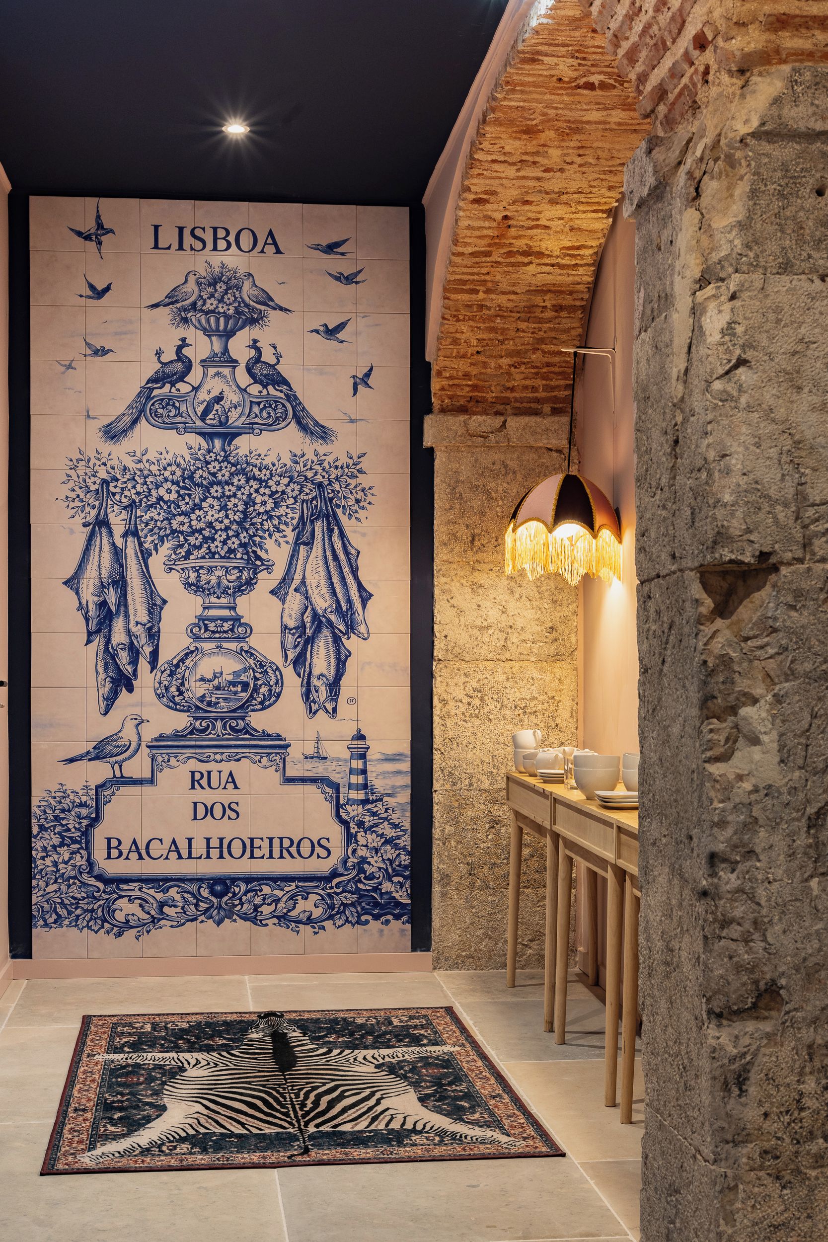 Un muro piastrellato con un motivo decorativo e la scritta 'LISBOA RUA DOS BACALHOEIRS'.