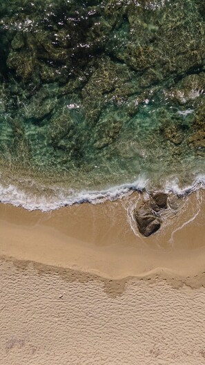 Am Strand, weißer Sandstrand, Strandtücher