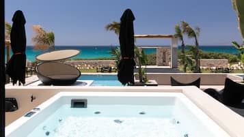 Piscine extérieure (ouverte en saison), parasols de plage