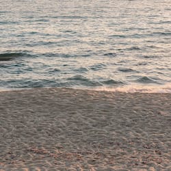 位於海灘上、白沙、海灘浴巾