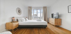2 bedrooms, desk, iron/ironing board, travel cot - Magical Rooftop Vistas, Your Home To Notre Dame Perched On Sixth Floor (Paris)