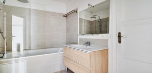 Hair dryer, towels, soap, shampoo - Magical Rooftop Vistas, Your Home To Notre Dame Perched On Sixth Floor (Paris)