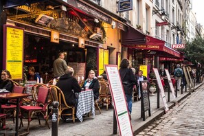 Outdoor dining - Magical Rooftop Vistas, Your Home To Notre Dame Perched On Sixth Floor (Paris)