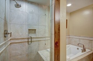 Badewanne, Haartrockner, Handtücher
