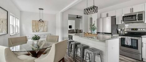 ثلاجة، فرن، غسالة أطباق، ماكينة لصنع القهوة/الشاي