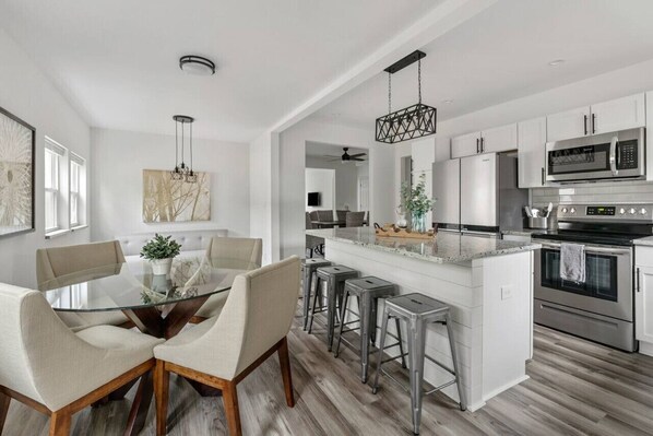 Køleskab, ovn, opvaskemaskine, kaffe-/temaskine