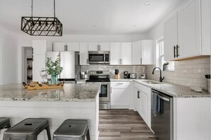 Køleskab, ovn, opvaskemaskine, kaffe-/temaskine