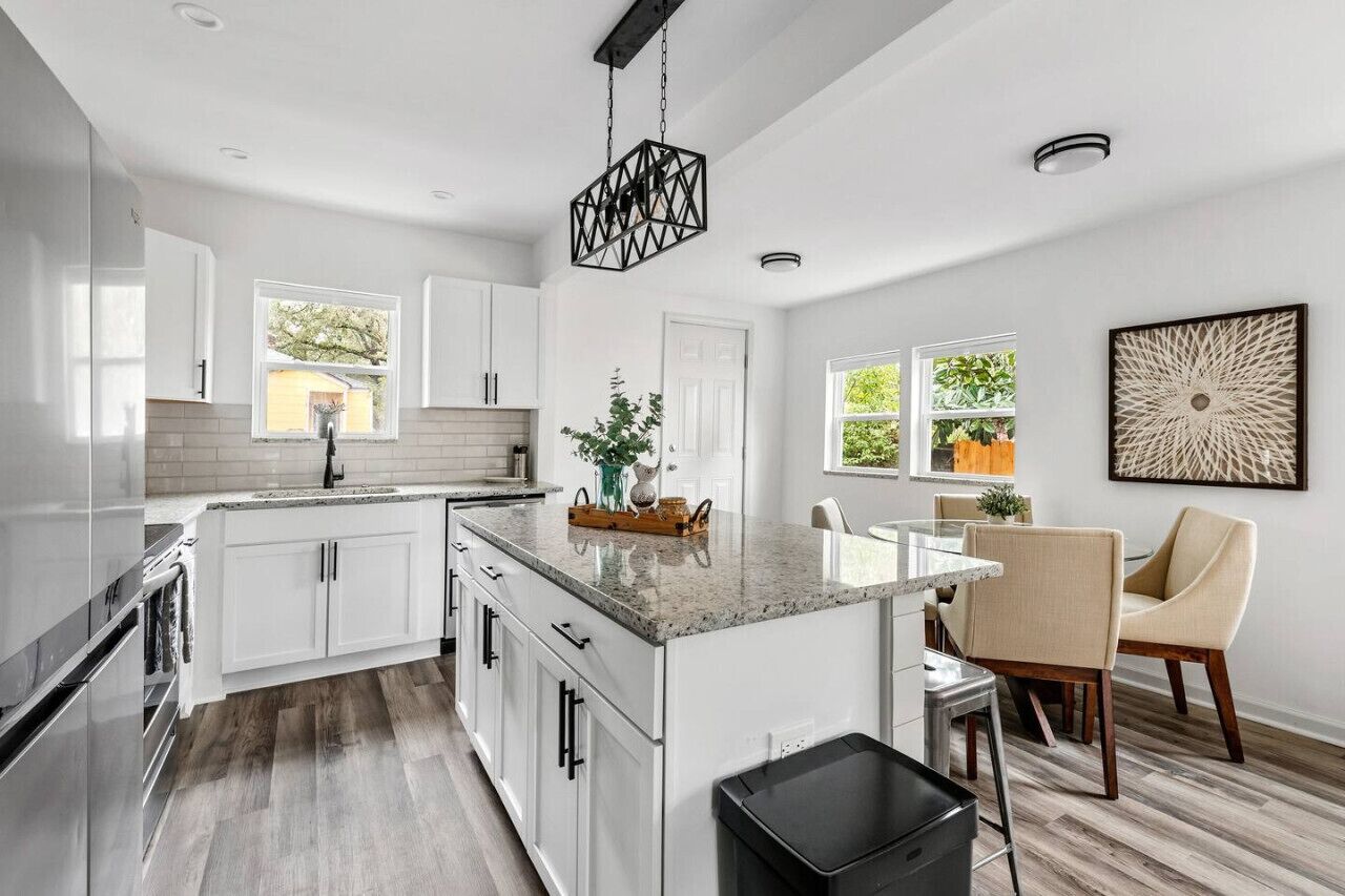 Een koelkast, een oven, een vaatwasser, een koffiezetapparaat/waterkoker