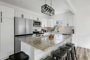 Kühlschrank, Ofen, Geschirrspüler, Wasserkocher mit Kaffee-/Teezubehör