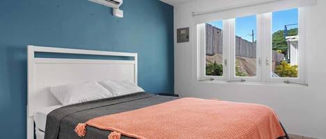 1 habitación, tabla de planchar con plancha y cuna de viaje