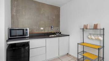 Køleskab, mikrobølgeovn, kogeplade, kaffe-/temaskine