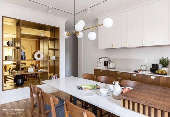 Design-Apartment | Eigene Küche | Großer Kühlschrank, Mikrowelle, Herdplatte, Geschirrspüler