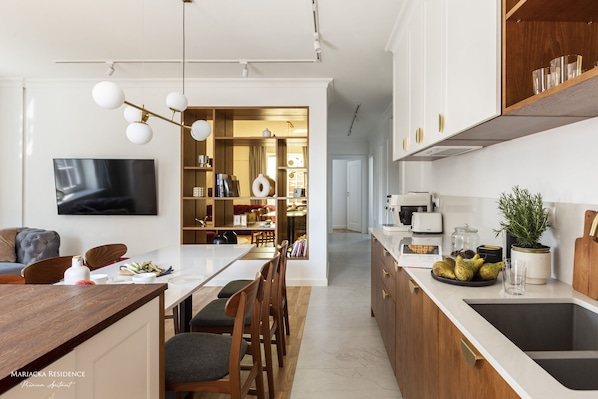 Apartamento design | Cozinha privada | Geladeira grande, micro-ondas, cooktop, lava-louças