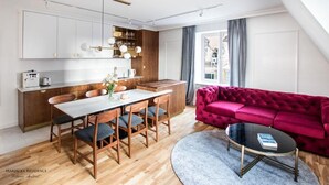 Eine moderne Wohnung mit Essbereich, Küche und Wohnzimmer.