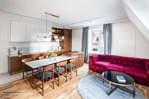 Design-Apartment | Eigene Küche | Großer Kühlschrank, Mikrowelle, Herdplatte, Geschirrspüler