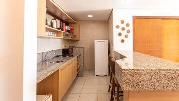 Geladeira, micro-ondas, fogão, cooktop