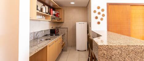 Geladeira, micro-ondas, fogão, cooktop