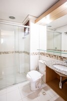 Ducha, cabezal de ducha tipo lluvia, secador de pelo, toallas
