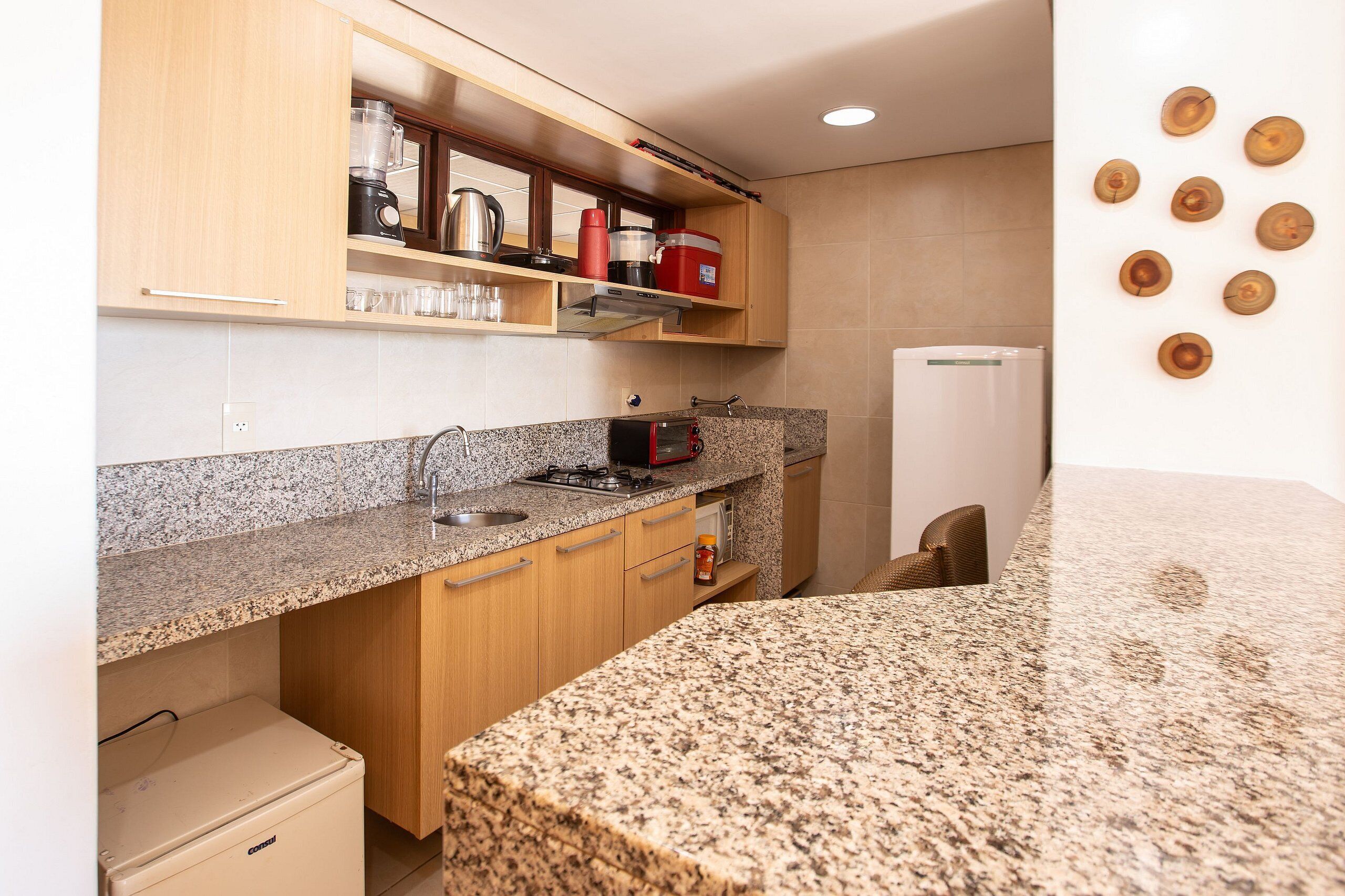 Geladeira, micro-ondas, fogão, cooktop