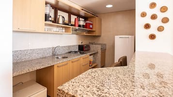 Geladeira, micro-ondas, fogão, cooktop